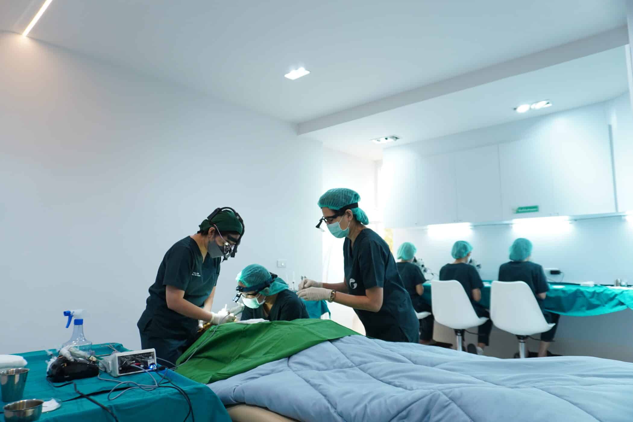 ทีมแพทย์ผู้เชี่ยวชาญกำลังทำหัตถการปลูกผมให้คนไข้