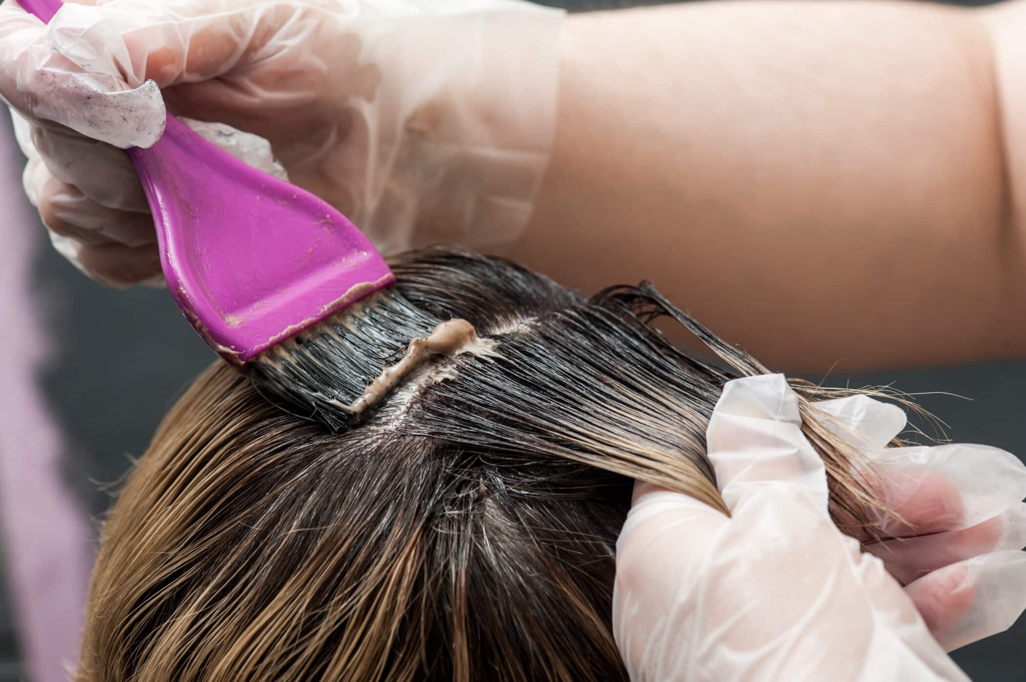 หญิงสาวย้อมสีผมหน้าสว่างบ่อย ทำให้เกิดปัญหาผมขาดหลุดร่วงมากขึ้น