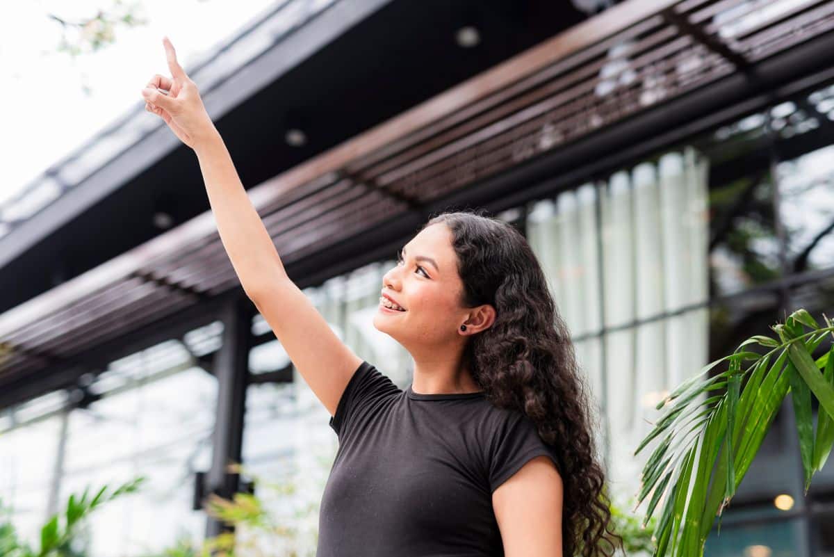 ผมหยิกหยักศกคือเส้นผมที่มีลอนโค้งตามธรรมชาติ ชี้ฟู และจัดทรงยาก