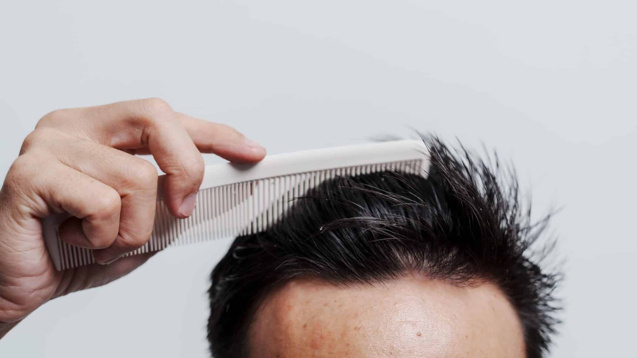 ผู้ชายกำลังหวีผมตามวิธีหวีผมที่ถูกต้อง