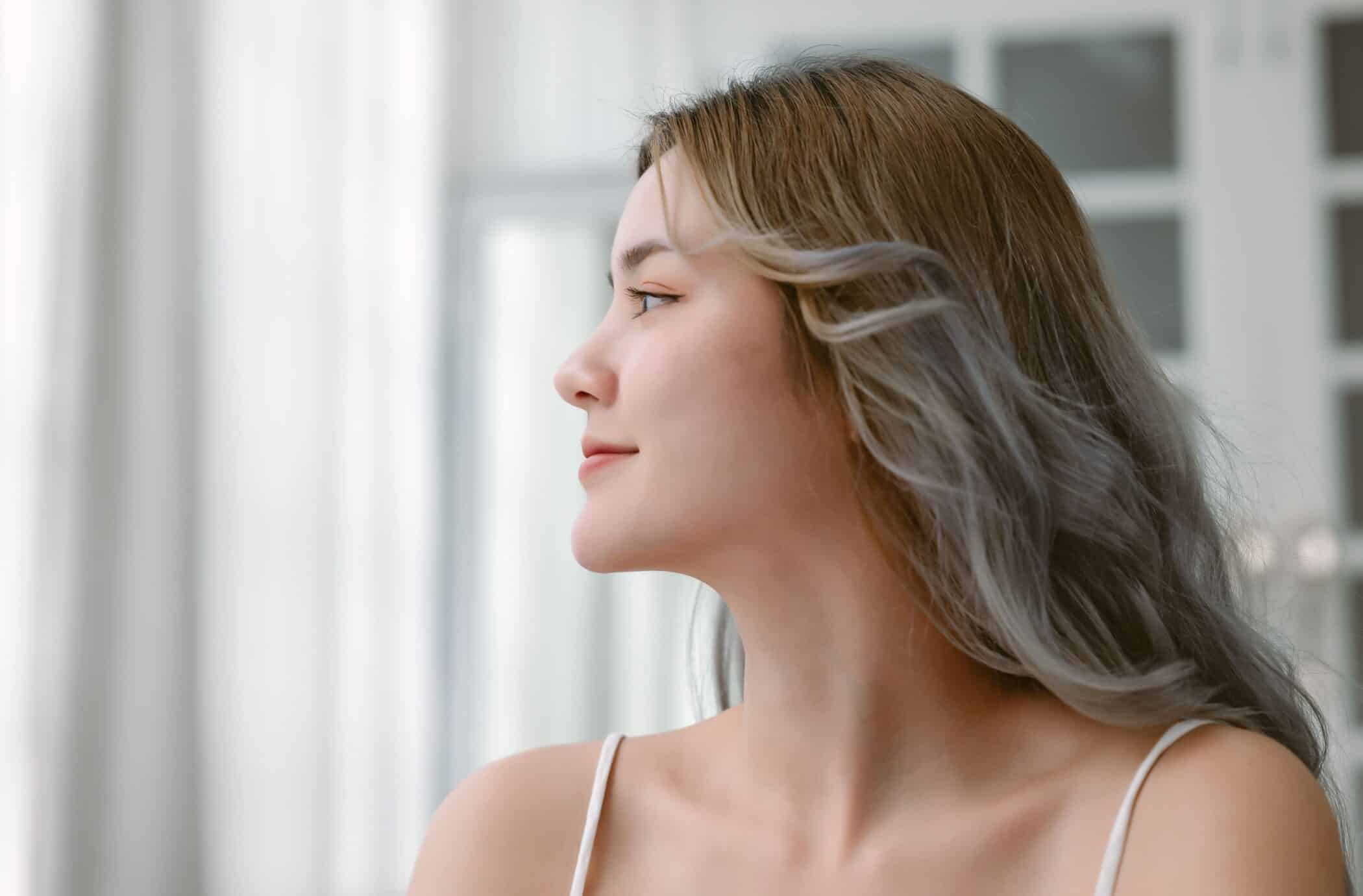 ทรงผมเลเยอร์ดัดลอนอ่อน ๆ ช่วยทำให้ใบหน้าดูเรียวขึ้น