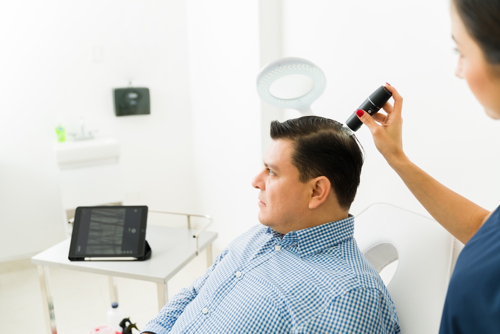 Hair clinic specialist analyzing a man's scalp to determine alopecia areata treatment