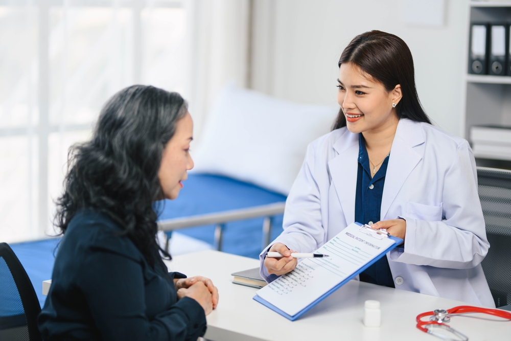 Patient consulting with a board-certified surgeon when choosing a hair transplant clinic